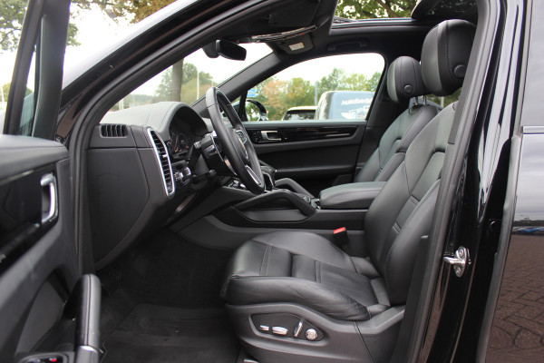 Porsche Cayenne 3.0 E-Hybrid / Trekhaak / Panoramadak / 360Camera / Softclose / 21'' / Luchtvering / Keyless / CarPlay / Sportchrono / Bose / Stoelverwarming / DAB / Cruise Control