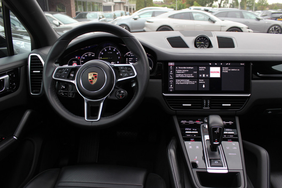 Porsche Cayenne 3.0 E-Hybrid / Trekhaak / Panoramadak / 360Camera / Softclose / 21'' / Luchtvering / Keyless / CarPlay / Sportchrono / Bose / Stoelverwarming / DAB / Cruise Control