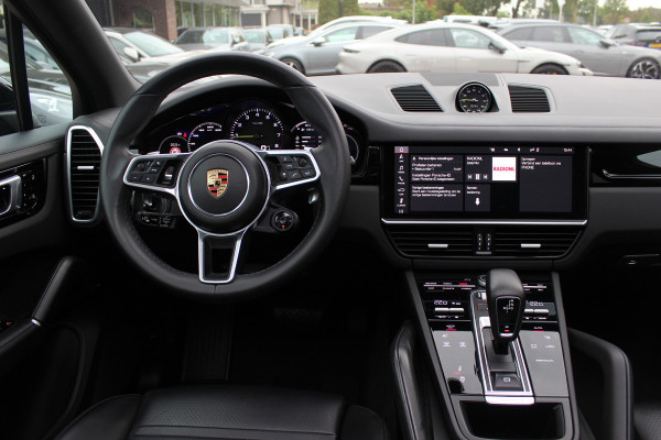 Porsche Cayenne 3.0 E-Hybrid / Trekhaak / Panoramadak / 360Camera / Softclose / 21'' / Luchtvering / Keyless / CarPlay / Sportchrono / Bose / Stoelverwarming / DAB / Cruise Control