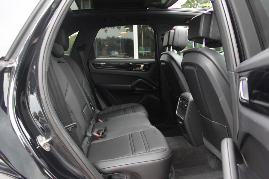 Porsche Cayenne 3.0 E-Hybrid / Trekhaak / Panoramadak / 360Camera / Softclose / 21'' / Luchtvering / Keyless / CarPlay / Sportchrono / Bose / Stoelverwarming / DAB / Cruise Control