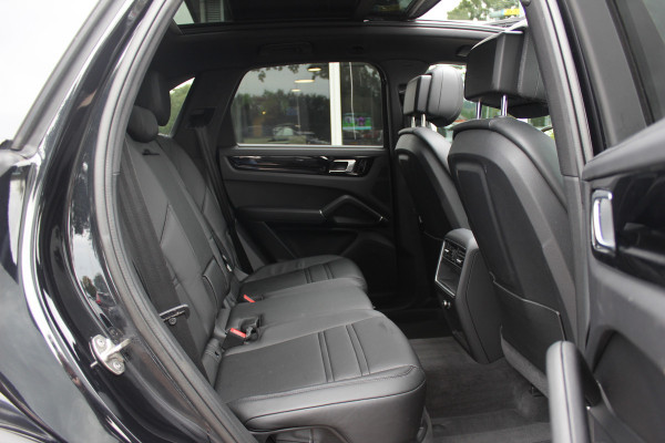Porsche Cayenne 3.0 E-Hybrid / Trekhaak / Panoramadak / 360Camera / Softclose / 21'' / Luchtvering / Keyless / CarPlay / Sportchrono / Bose / Stoelverwarming / DAB / Cruise Control