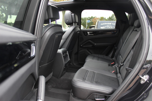 Porsche Cayenne 3.0 E-Hybrid / Trekhaak / Panoramadak / 360Camera / Softclose / 21'' / Luchtvering / Keyless / CarPlay / Sportchrono / Bose / Stoelverwarming / DAB / Cruise Control