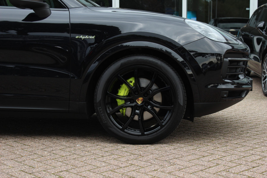 Porsche Cayenne 3.0 E-Hybrid / Trekhaak / Panoramadak / 360Camera / Softclose / 21'' / Luchtvering / Keyless / CarPlay / Sportchrono / Bose / Stoelverwarming / DAB / Cruise Control