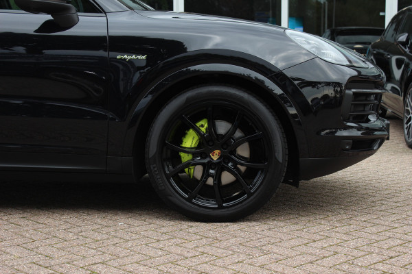 Porsche Cayenne 3.0 E-Hybrid / Trekhaak / Panoramadak / 360Camera / Softclose / 21'' / Luchtvering / Keyless / CarPlay / Sportchrono / Bose / Stoelverwarming / DAB / Cruise Control