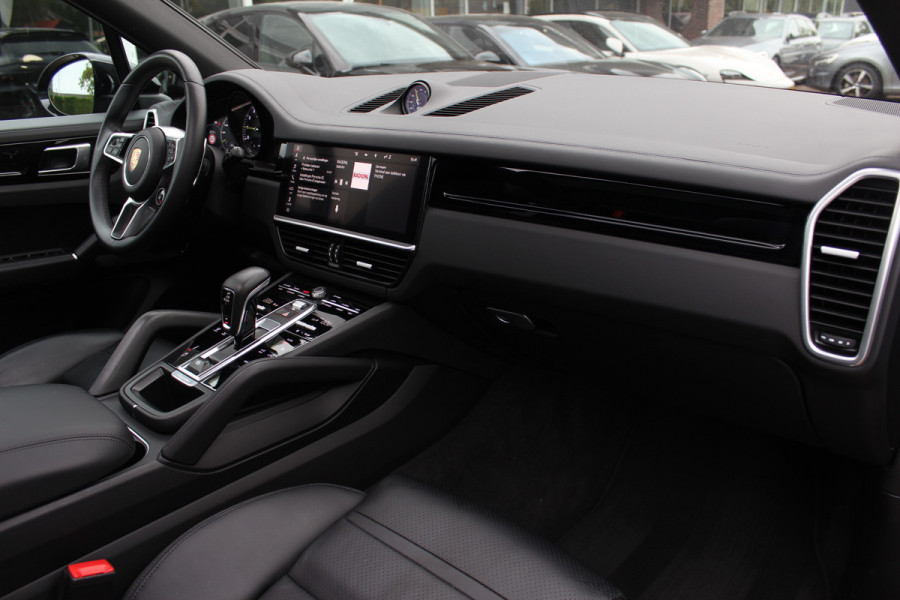 Porsche Cayenne 3.0 E-Hybrid / Trekhaak / Panoramadak / 360Camera / Softclose / 21'' / Luchtvering / Keyless / CarPlay / Sportchrono / Bose / Stoelverwarming / DAB / Cruise Control