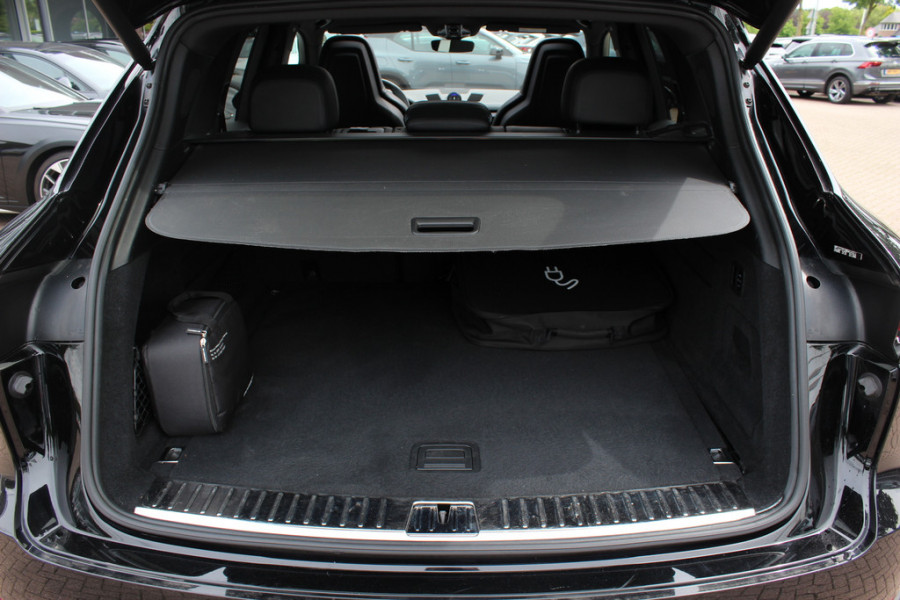 Porsche Cayenne 3.0 E-Hybrid / Trekhaak / Panoramadak / 360Camera / Softclose / 21'' / Luchtvering / Keyless / CarPlay / Sportchrono / Bose / Stoelverwarming / DAB / Cruise Control