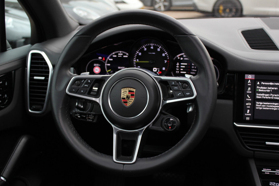 Porsche Cayenne 3.0 E-Hybrid / Trekhaak / Panoramadak / 360Camera / Softclose / 21'' / Luchtvering / Keyless / CarPlay / Sportchrono / Bose / Stoelverwarming / DAB / Cruise Control