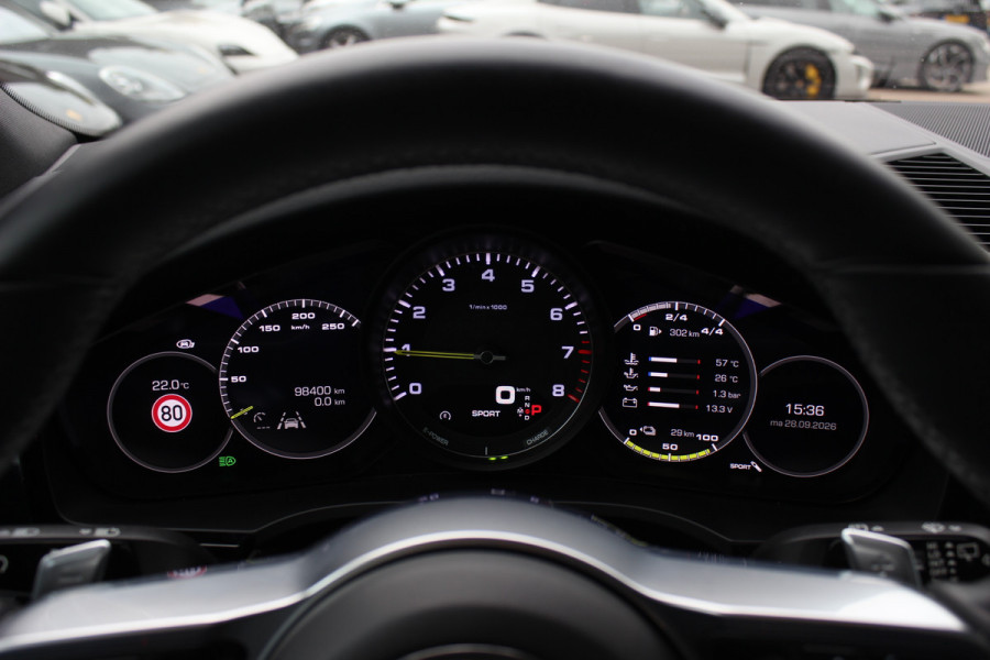 Porsche Cayenne 3.0 E-Hybrid / Trekhaak / Panoramadak / 360Camera / Softclose / 21'' / Luchtvering / Keyless / CarPlay / Sportchrono / Bose / Stoelverwarming / DAB / Cruise Control