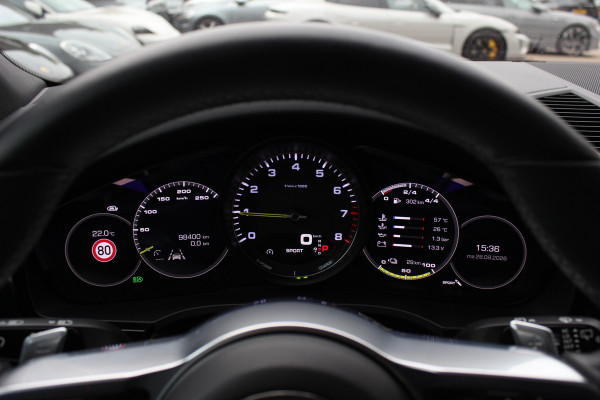 Porsche Cayenne 3.0 E-Hybrid / Trekhaak / Panoramadak / 360Camera / Softclose / 21'' / Luchtvering / Keyless / CarPlay / Sportchrono / Bose / Stoelverwarming / DAB / Cruise Control