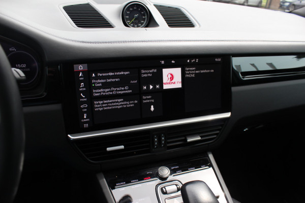 Porsche Cayenne 3.0 E-Hybrid / Trekhaak / Panoramadak / 360Camera / Softclose / 21'' / Luchtvering / Keyless / CarPlay / Sportchrono / Bose / Stoelverwarming / DAB / Cruise Control