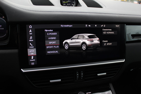 Porsche Cayenne 3.0 E-Hybrid / Trekhaak / Panoramadak / 360Camera / Softclose / 21'' / Luchtvering / Keyless / CarPlay / Sportchrono / Bose / Stoelverwarming / DAB / Cruise Control