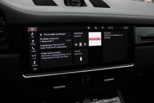 Porsche Cayenne 3.0 E-Hybrid / Trekhaak / Panoramadak / 360Camera / Softclose / 21'' / Luchtvering / Keyless / CarPlay / Sportchrono / Bose / Stoelverwarming / DAB / Cruise Control