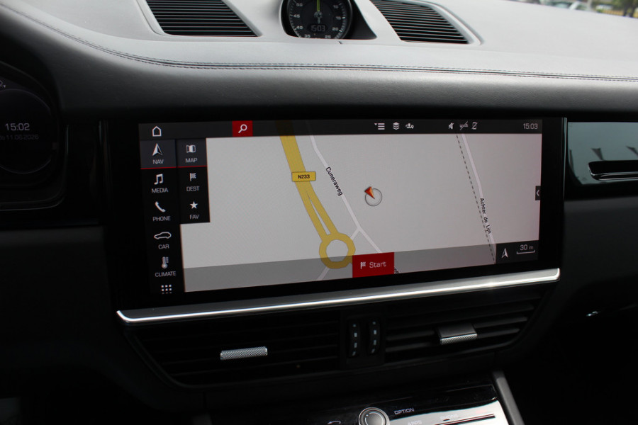 Porsche Cayenne 3.0 E-Hybrid / Trekhaak / Panoramadak / 360Camera / Softclose / 21'' / Luchtvering / Keyless / CarPlay / Sportchrono / Bose / Stoelverwarming / DAB / Cruise Control