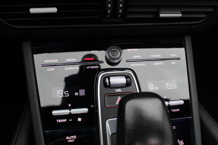 Porsche Cayenne 3.0 E-Hybrid / Trekhaak / Panoramadak / 360Camera / Softclose / 21'' / Luchtvering / Keyless / CarPlay / Sportchrono / Bose / Stoelverwarming / DAB / Cruise Control