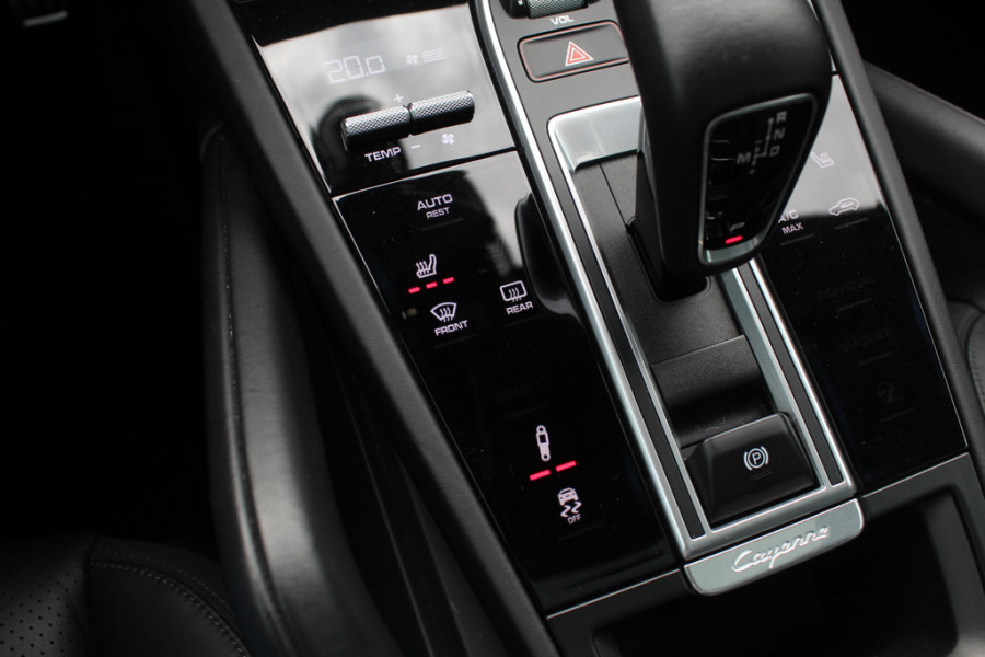 Porsche Cayenne 3.0 E-Hybrid / Trekhaak / Panoramadak / 360Camera / Softclose / 21'' / Luchtvering / Keyless / CarPlay / Sportchrono / Bose / Stoelverwarming / DAB / Cruise Control