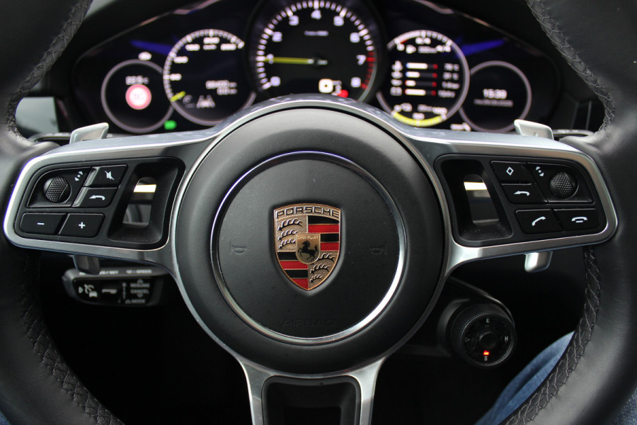 Porsche Cayenne 3.0 E-Hybrid / Trekhaak / Panoramadak / 360Camera / Softclose / 21'' / Luchtvering / Keyless / CarPlay / Sportchrono / Bose / Stoelverwarming / DAB / Cruise Control