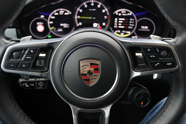 Porsche Cayenne 3.0 E-Hybrid / Trekhaak / Panoramadak / 360Camera / Softclose / 21'' / Luchtvering / Keyless / CarPlay / Sportchrono / Bose / Stoelverwarming / DAB / Cruise Control