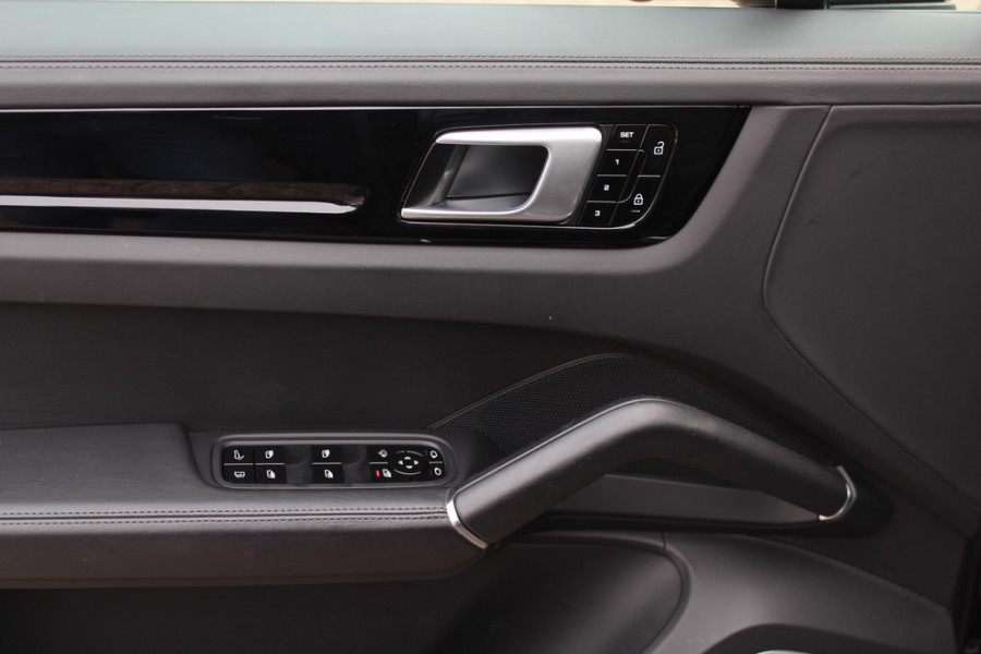 Porsche Cayenne 3.0 E-Hybrid / Trekhaak / Panoramadak / 360Camera / Softclose / 21'' / Luchtvering / Keyless / CarPlay / Sportchrono / Bose / Stoelverwarming / DAB / Cruise Control
