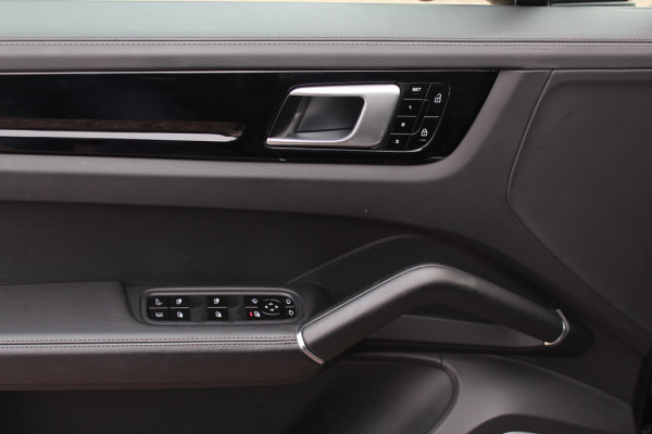 Porsche Cayenne 3.0 E-Hybrid / Trekhaak / Panoramadak / 360Camera / Softclose / 21'' / Luchtvering / Keyless / CarPlay / Sportchrono / Bose / Stoelverwarming / DAB / Cruise Control