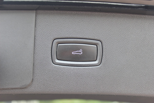 Porsche Cayenne 3.0 E-Hybrid / Trekhaak / Panoramadak / 360Camera / Softclose / 21'' / Luchtvering / Keyless / CarPlay / Sportchrono / Bose / Stoelverwarming / DAB / Cruise Control
