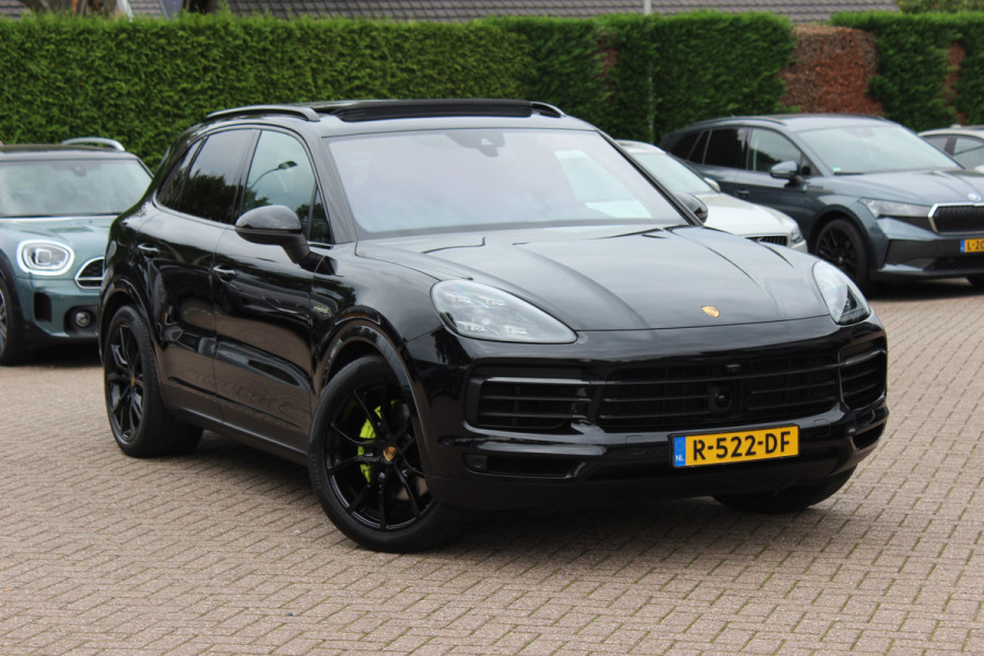 Porsche Cayenne 3.0 E-Hybrid / Trekhaak / Panoramadak / 360Camera / Softclose / 21'' / Luchtvering / Keyless / CarPlay / Sportchrono / Bose / Stoelverwarming / DAB / Cruise Control