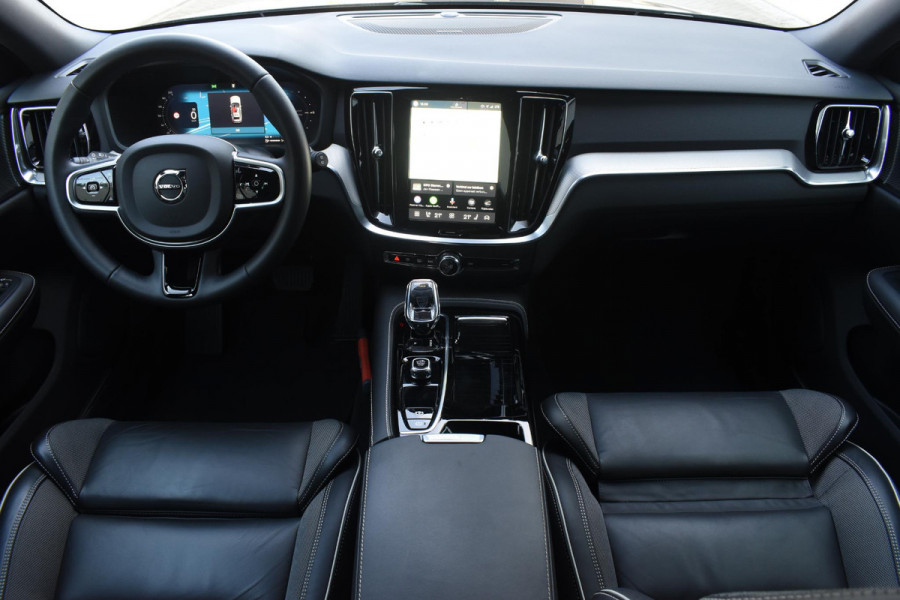 Volvo V60 T8 455PK Plug-in hybrid AWD Plus Dark Adaptive Cruise Control / 360 Camera / Harman Kardon / Head-up display / Panorama schuifdak / Stoel- en stuurverwarming / Stoelverwarming achter / Trekhaak elektrisch wegklapbaar / Elektrische stoelen met geheugen