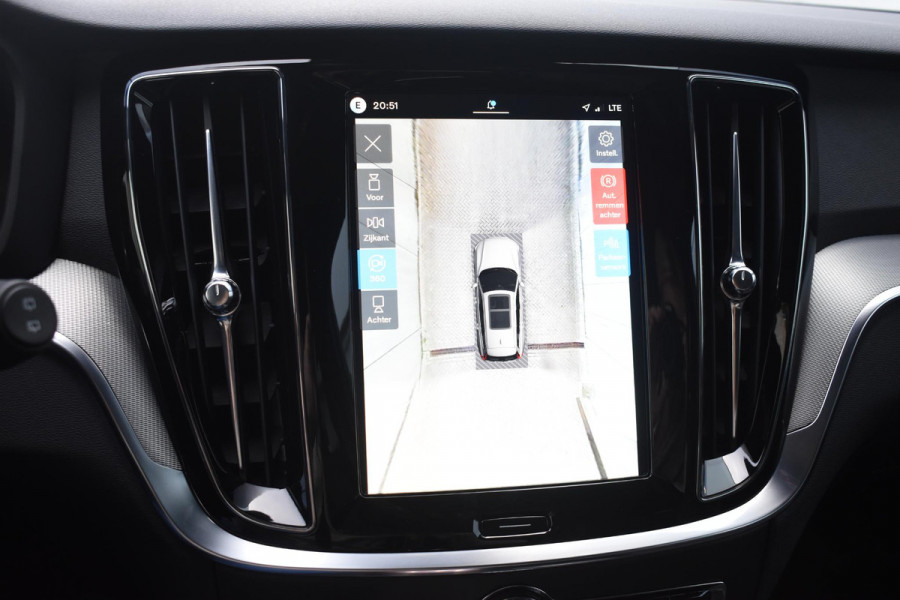 Volvo V60 T8 455PK Plug-in hybrid AWD Plus Dark Adaptive Cruise Control / 360 Camera / Harman Kardon / Head-up display / Panorama schuifdak / Stoel- en stuurverwarming / Stoelverwarming achter / Trekhaak elektrisch wegklapbaar / Elektrische stoelen met geheugen