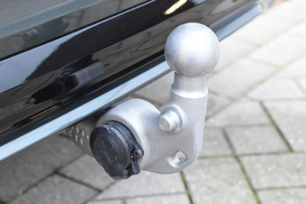 Volvo V60 T8 455PK Plug-in hybrid AWD Plus Dark Adaptive Cruise Control / 360 Camera / Harman Kardon / Head-up display / Panorama schuifdak / Stoel- en stuurverwarming / Stoelverwarming achter / Trekhaak elektrisch wegklapbaar / Elektrische stoelen met geheugen