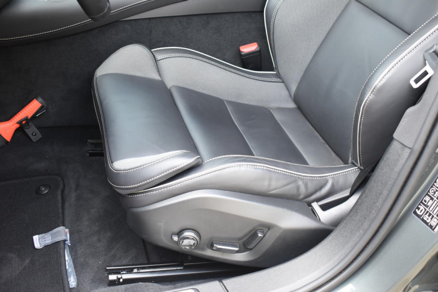 Volvo V60 T8 455PK Plug-in hybrid AWD Plus Dark Adaptive Cruise Control / 360 Camera / Harman Kardon / Head-up display / Panorama schuifdak / Stoel- en stuurverwarming / Stoelverwarming achter / Trekhaak elektrisch wegklapbaar / Elektrische stoelen met geheugen