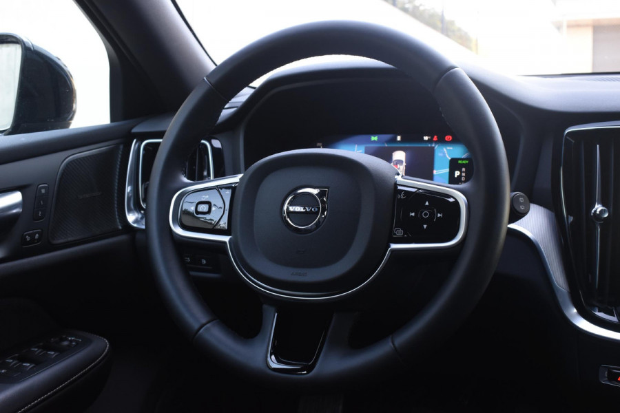 Volvo V60 T8 455PK Plug-in hybrid AWD Plus Dark Adaptive Cruise Control / 360 Camera / Harman Kardon / Head-up display / Panorama schuifdak / Stoel- en stuurverwarming / Stoelverwarming achter / Trekhaak elektrisch wegklapbaar / Elektrische stoelen met geheugen