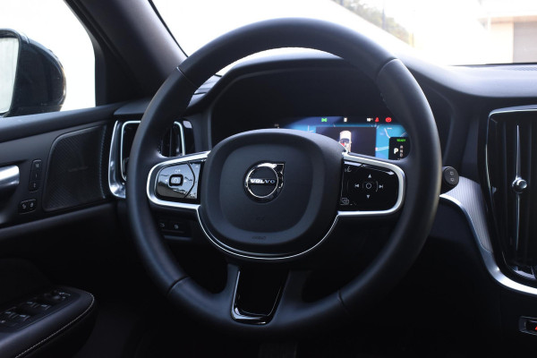 Volvo V60 T8 455PK Plug-in hybrid AWD Plus Dark Adaptive Cruise Control / 360 Camera / Harman Kardon / Head-up display / Panorama schuifdak / Stoel- en stuurverwarming / Stoelverwarming achter / Trekhaak elektrisch wegklapbaar / Elektrische stoelen met geheugen
