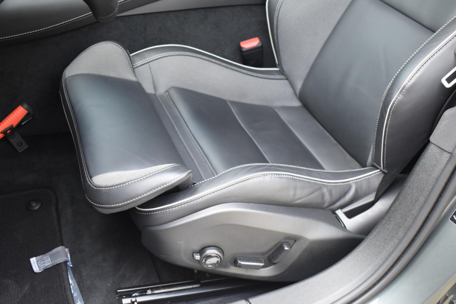 Volvo V60 T8 455PK Plug-in hybrid AWD Plus Dark Adaptive Cruise Control / 360 Camera / Harman Kardon / Head-up display / Panorama schuifdak / Stoel- en stuurverwarming / Stoelverwarming achter / Trekhaak elektrisch wegklapbaar / Elektrische stoelen met geheugen