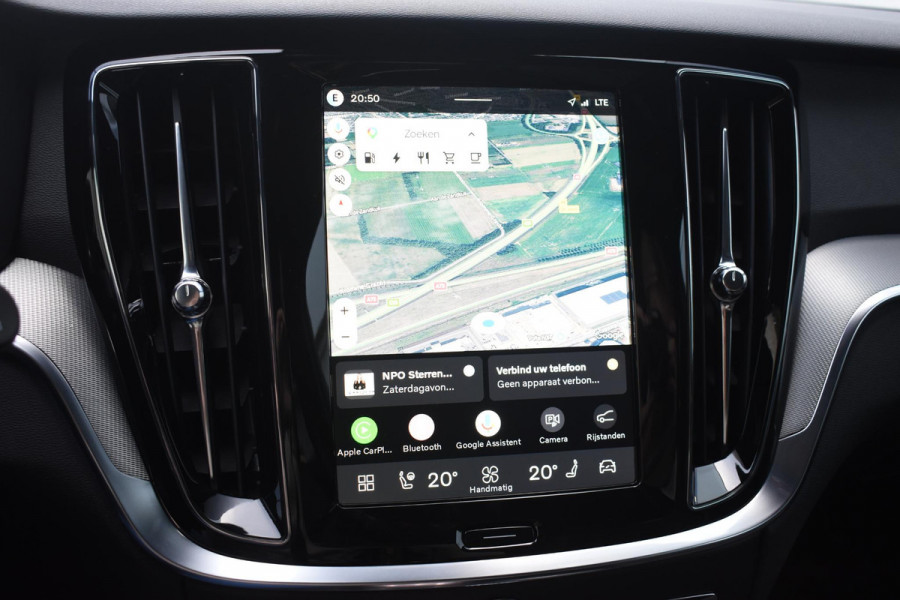 Volvo V60 T8 455PK Plug-in hybrid AWD Plus Dark Adaptive Cruise Control / 360 Camera / Harman Kardon / Head-up display / Panorama schuifdak / Stoel- en stuurverwarming / Stoelverwarming achter / Trekhaak elektrisch wegklapbaar / Elektrische stoelen met geheugen
