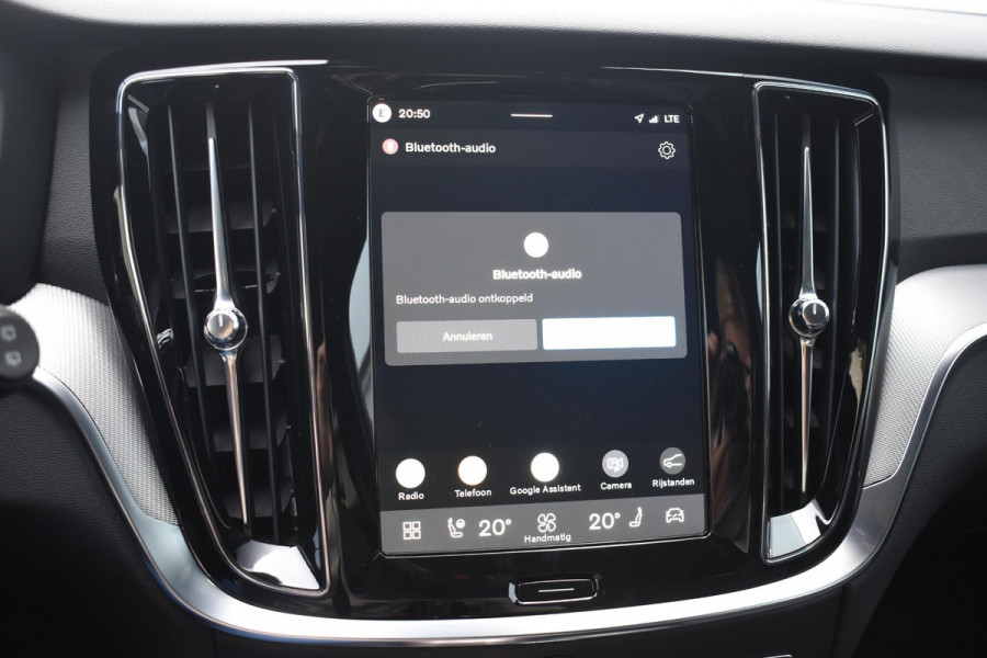 Volvo V60 T8 455PK Plug-in hybrid AWD Plus Dark Adaptive Cruise Control / 360 Camera / Harman Kardon / Head-up display / Panorama schuifdak / Stoel- en stuurverwarming / Stoelverwarming achter / Trekhaak elektrisch wegklapbaar / Elektrische stoelen met geheugen