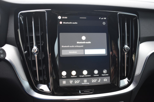 Volvo V60 T8 455PK Plug-in hybrid AWD Plus Dark Adaptive Cruise Control / 360 Camera / Harman Kardon / Head-up display / Panorama schuifdak / Stoel- en stuurverwarming / Stoelverwarming achter / Trekhaak elektrisch wegklapbaar / Elektrische stoelen met geheugen
