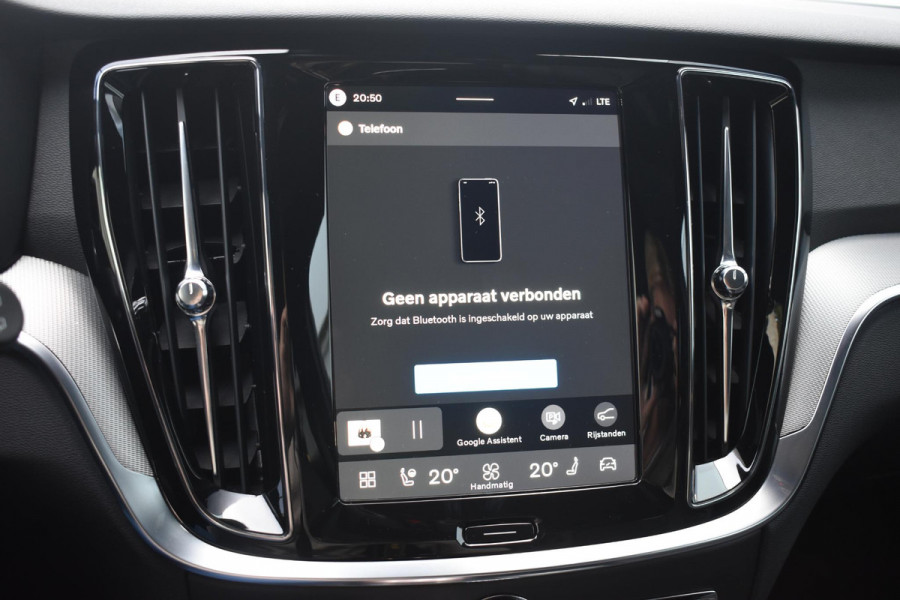 Volvo V60 T8 455PK Plug-in hybrid AWD Plus Dark Adaptive Cruise Control / 360 Camera / Harman Kardon / Head-up display / Panorama schuifdak / Stoel- en stuurverwarming / Stoelverwarming achter / Trekhaak elektrisch wegklapbaar / Elektrische stoelen met geheugen