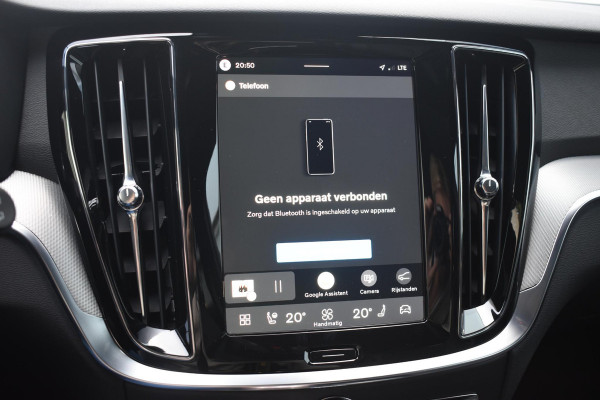 Volvo V60 T8 455PK Plug-in hybrid AWD Plus Dark Adaptive Cruise Control / 360 Camera / Harman Kardon / Head-up display / Panorama schuifdak / Stoel- en stuurverwarming / Stoelverwarming achter / Trekhaak elektrisch wegklapbaar / Elektrische stoelen met geheugen