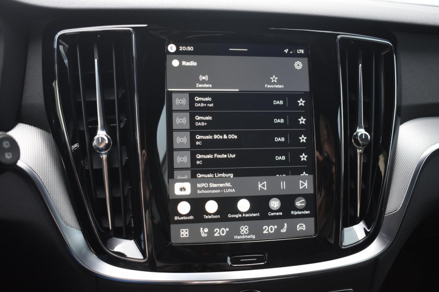 Volvo V60 T8 455PK Plug-in hybrid AWD Plus Dark Adaptive Cruise Control / 360 Camera / Harman Kardon / Head-up display / Panorama schuifdak / Stoel- en stuurverwarming / Stoelverwarming achter / Trekhaak elektrisch wegklapbaar / Elektrische stoelen met geheugen