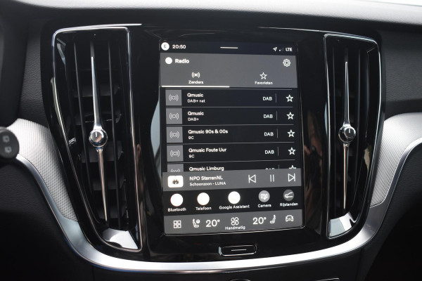 Volvo V60 T8 455PK Plug-in hybrid AWD Plus Dark Adaptive Cruise Control / 360 Camera / Harman Kardon / Head-up display / Panorama schuifdak / Stoel- en stuurverwarming / Stoelverwarming achter / Trekhaak elektrisch wegklapbaar / Elektrische stoelen met geheugen