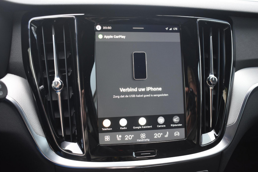 Volvo V60 T8 455PK Plug-in hybrid AWD Plus Dark Adaptive Cruise Control / 360 Camera / Harman Kardon / Head-up display / Panorama schuifdak / Stoel- en stuurverwarming / Stoelverwarming achter / Trekhaak elektrisch wegklapbaar / Elektrische stoelen met geheugen