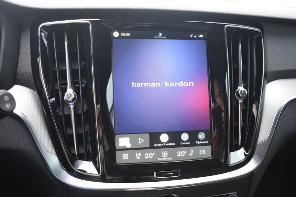 Volvo V60 T8 455PK Plug-in hybrid AWD Plus Dark Adaptive Cruise Control / 360 Camera / Harman Kardon / Head-up display / Panorama schuifdak / Stoel- en stuurverwarming / Stoelverwarming achter / Trekhaak elektrisch wegklapbaar / Elektrische stoelen met geheugen