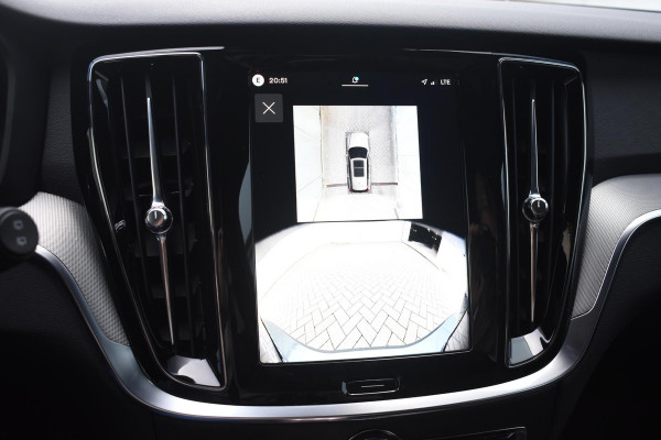 Volvo V60 T8 455PK Plug-in hybrid AWD Plus Dark Adaptive Cruise Control / 360 Camera / Harman Kardon / Head-up display / Panorama schuifdak / Stoel- en stuurverwarming / Stoelverwarming achter / Trekhaak elektrisch wegklapbaar / Elektrische stoelen met geheugen