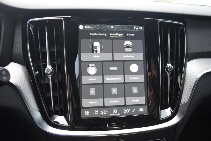 Volvo V60 T8 455PK Plug-in hybrid AWD Plus Dark Adaptive Cruise Control / 360 Camera / Harman Kardon / Head-up display / Panorama schuifdak / Stoel- en stuurverwarming / Stoelverwarming achter / Trekhaak elektrisch wegklapbaar / Elektrische stoelen met geheugen