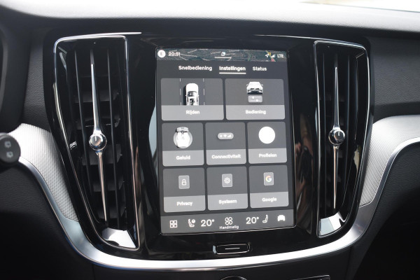 Volvo V60 T8 455PK Plug-in hybrid AWD Plus Dark Adaptive Cruise Control / 360 Camera / Harman Kardon / Head-up display / Panorama schuifdak / Stoel- en stuurverwarming / Stoelverwarming achter / Trekhaak elektrisch wegklapbaar / Elektrische stoelen met geheugen