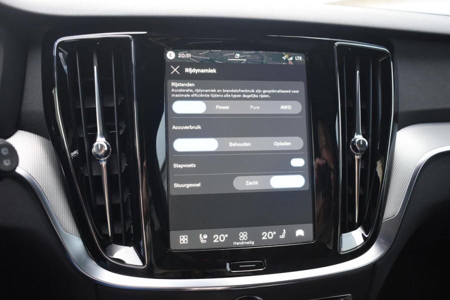 Volvo V60 T8 455PK Plug-in hybrid AWD Plus Dark Adaptive Cruise Control / 360 Camera / Harman Kardon / Head-up display / Panorama schuifdak / Stoel- en stuurverwarming / Stoelverwarming achter / Trekhaak elektrisch wegklapbaar / Elektrische stoelen met geheugen