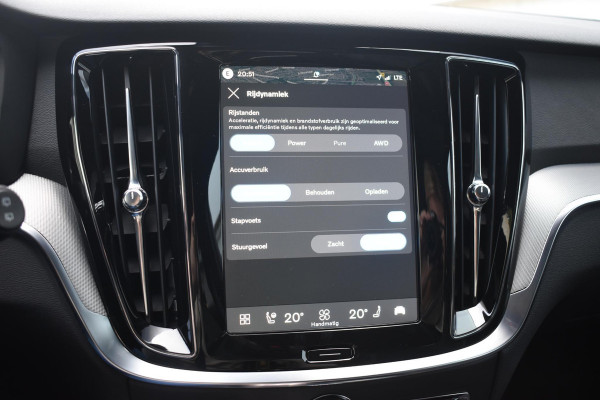 Volvo V60 T8 455PK Plug-in hybrid AWD Plus Dark Adaptive Cruise Control / 360 Camera / Harman Kardon / Head-up display / Panorama schuifdak / Stoel- en stuurverwarming / Stoelverwarming achter / Trekhaak elektrisch wegklapbaar / Elektrische stoelen met geheugen