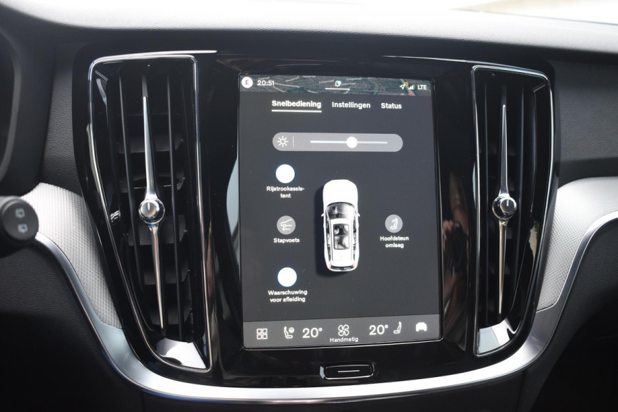Volvo V60 T8 455PK Plug-in hybrid AWD Plus Dark Adaptive Cruise Control / 360 Camera / Harman Kardon / Head-up display / Panorama schuifdak / Stoel- en stuurverwarming / Stoelverwarming achter / Trekhaak elektrisch wegklapbaar / Elektrische stoelen met geheugen