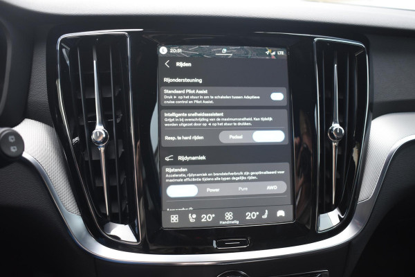 Volvo V60 T8 455PK Plug-in hybrid AWD Plus Dark Adaptive Cruise Control / 360 Camera / Harman Kardon / Head-up display / Panorama schuifdak / Stoel- en stuurverwarming / Stoelverwarming achter / Trekhaak elektrisch wegklapbaar / Elektrische stoelen met geheugen