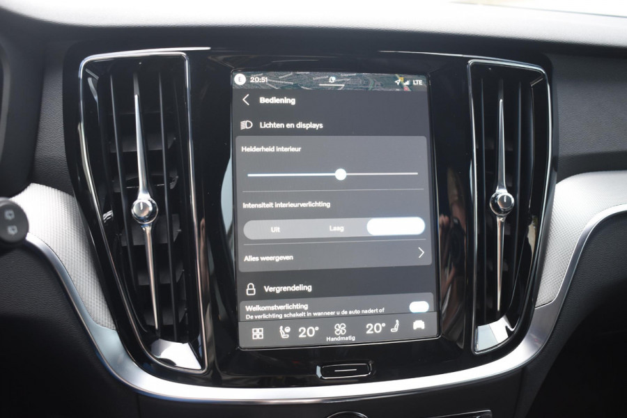 Volvo V60 T8 455PK Plug-in hybrid AWD Plus Dark Adaptive Cruise Control / 360 Camera / Harman Kardon / Head-up display / Panorama schuifdak / Stoel- en stuurverwarming / Stoelverwarming achter / Trekhaak elektrisch wegklapbaar / Elektrische stoelen met geheugen