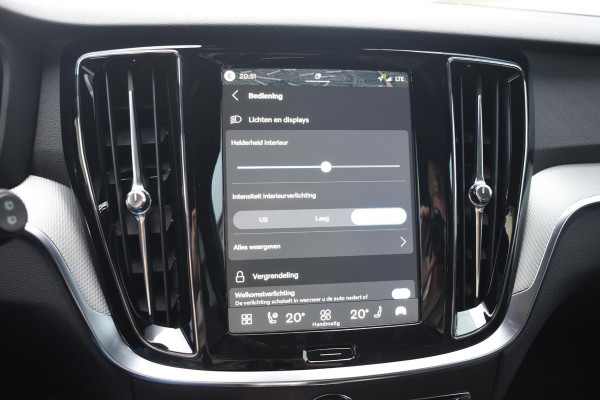 Volvo V60 T8 455PK Plug-in hybrid AWD Plus Dark Adaptive Cruise Control / 360 Camera / Harman Kardon / Head-up display / Panorama schuifdak / Stoel- en stuurverwarming / Stoelverwarming achter / Trekhaak elektrisch wegklapbaar / Elektrische stoelen met geheugen